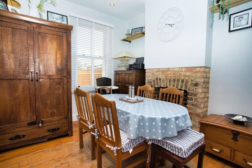 Restful And Cosy 4 Bed Home Minutes From The Beach Sandgate Eksteriør billede